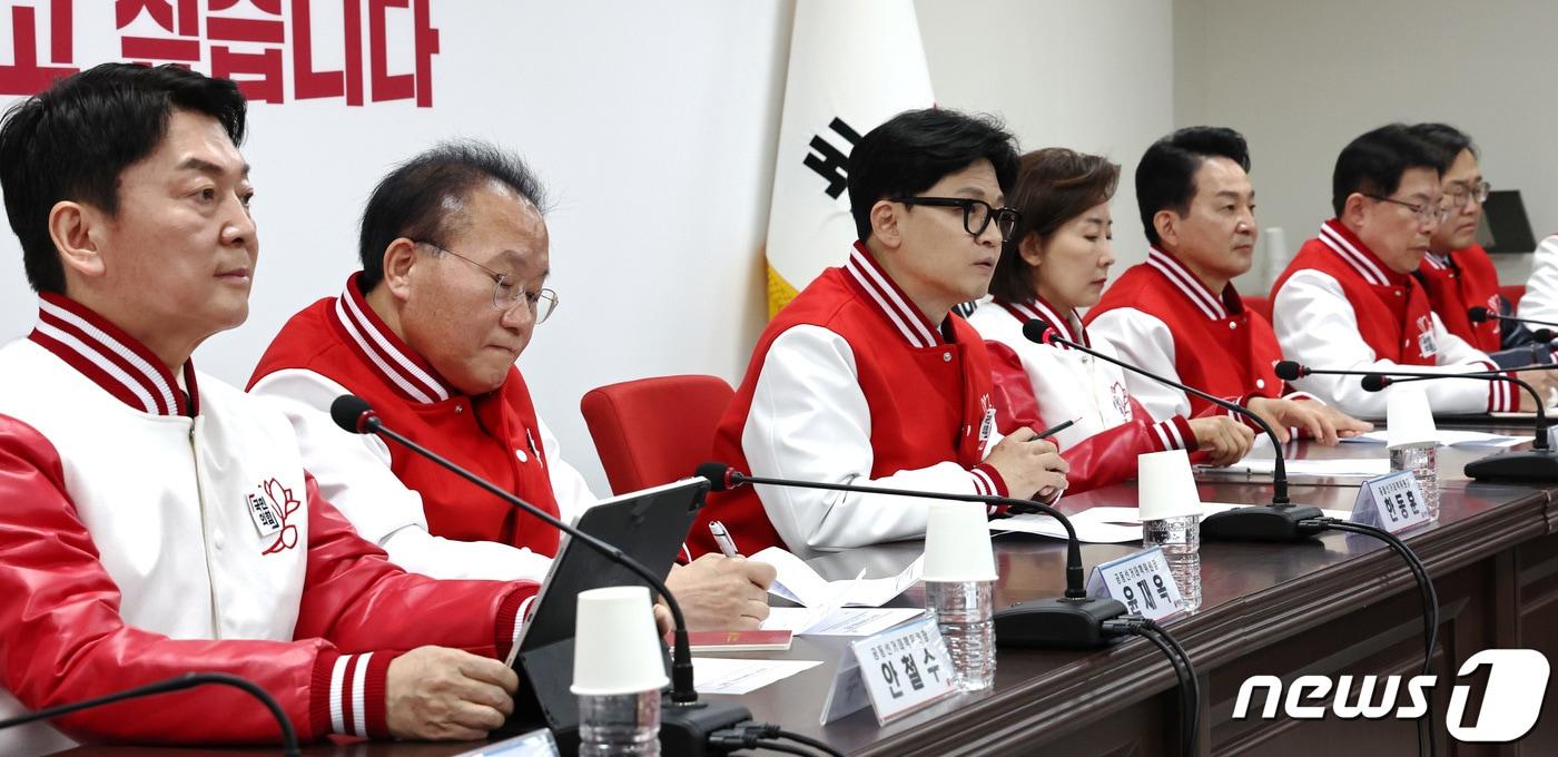 본문 이미지 - 한동훈 국민의힘 비상대책위원장이 17일 오전 서울 여의도 중앙당사에서 열린 중앙선거대책위원회의에서 모두발언을 하고 있다. 2024.3.17/뉴스1 ⓒ News1 구윤성 기자
