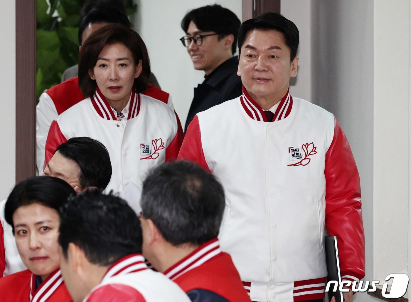 본문 이미지 - 국민의힘 안철수, 나경원 공동선대위원장이 17일 오전 서울 여의도 중앙당사에서 열린 중앙선거대책위원회의에 참석하고 있다. 2024.3.17/뉴스1 ⓒ News1 구윤성 기자