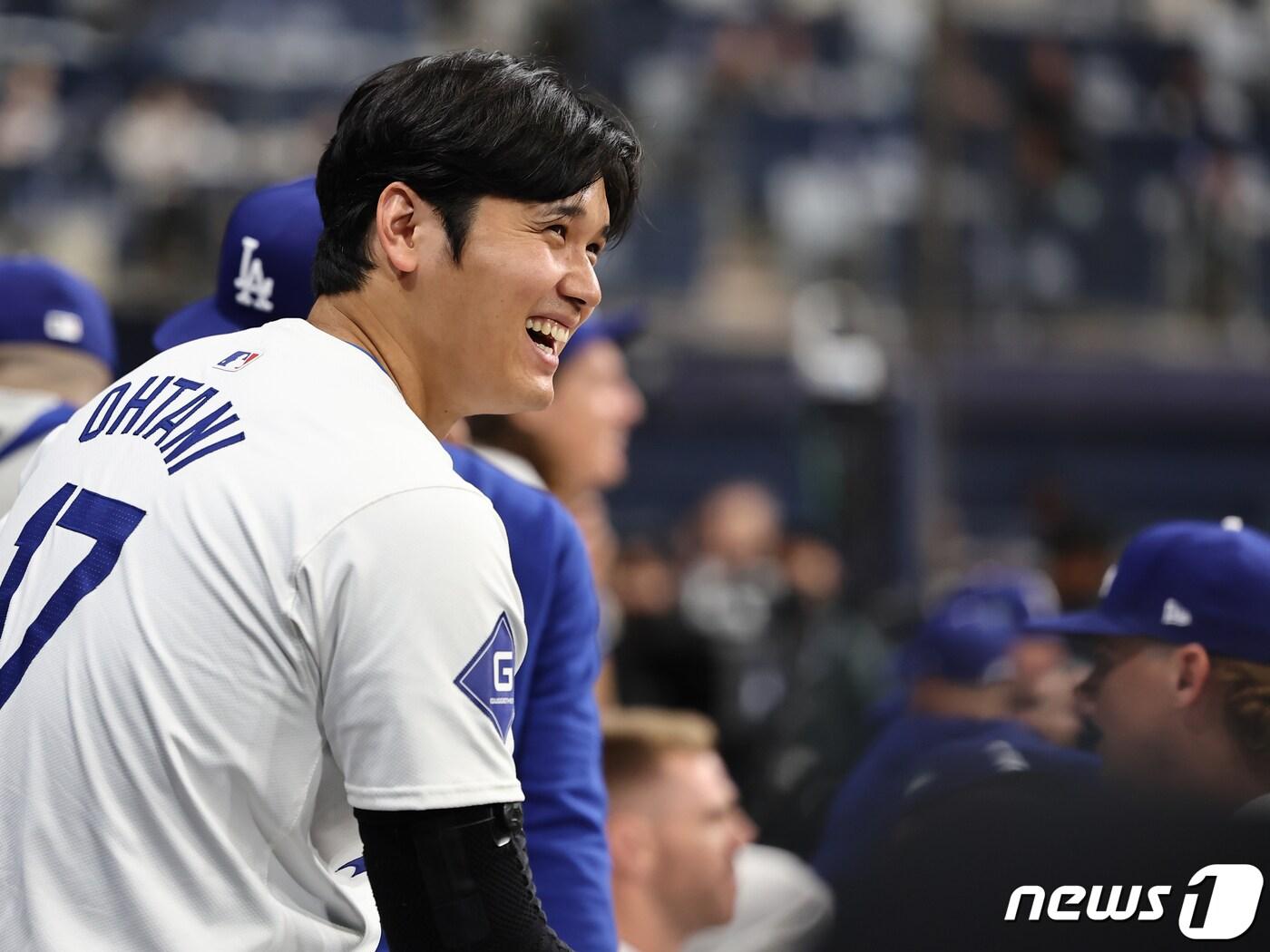본문 이미지 - 오타니 쇼헤이(LA 다저스)가 17일 서울 고척스카이돔에서 열린 로스앤젤레스(LA) 다저스와 키움 히어로즈의 미국프로야구(MLB) 서울시리즈 연습경기에서 1회 종료 후 덕아웃에서 활짝 웃고 있다. (공동취재) 2024.3.17/뉴스1 ⓒ News1 김진환 기자