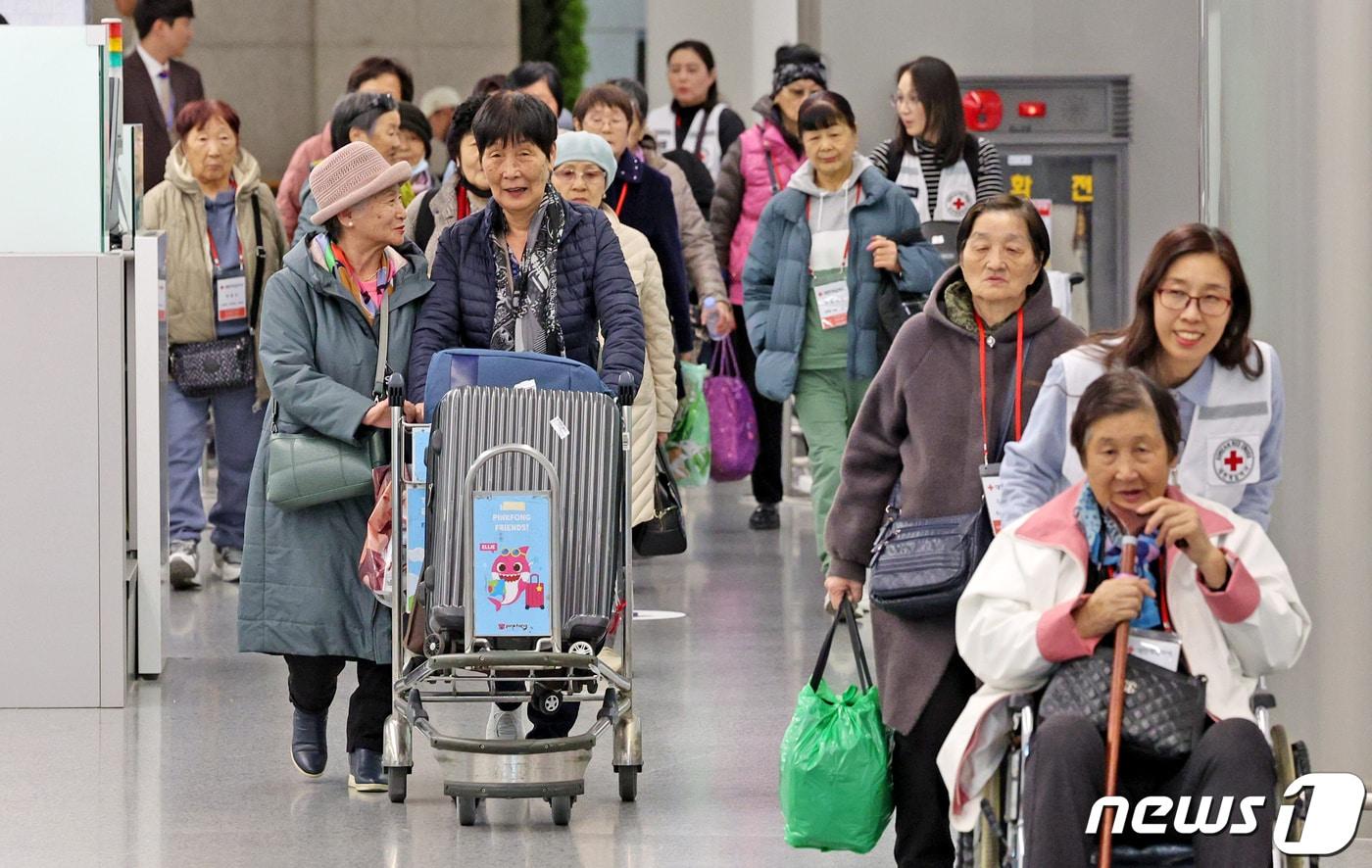 본문 이미지 - 1세대 사할린 동포들이 17일 오후 인천국제공항 제1터미널을 통해 귀국하고 있다. 대한적십자사는 코로나19와 러시아-우크라이나 전쟁으로 일시 중단됐던 '사할린 동포 일시 모국 방문 지원사업'을 4년 만에 재개했다. 2024.3.17/뉴스1 ⓒ News1 장수영 기자