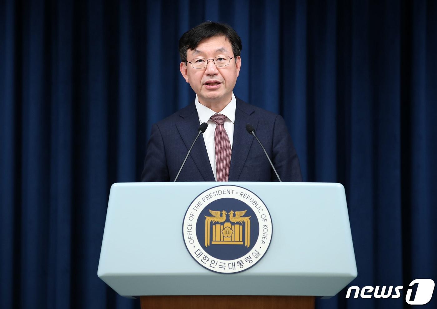 본문 이미지 - 성태윤 정책실장이 17일 용산 대통령실 청사에서 민생토론회 관련 현안 브리핑을 하고 있다. 2024.3.17/뉴스1 ⓒ News1 오대일 기자