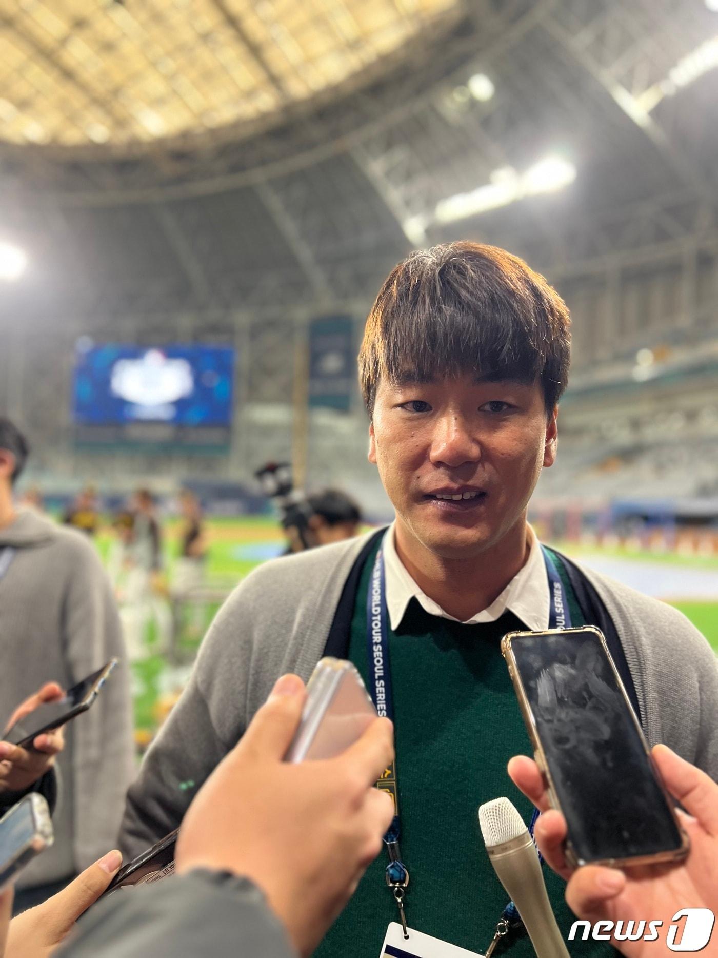 본문 이미지 - 김광현이 17일 서울 고척스카이돔에서 열리는 샌디에이고 파드리스와 한국 야구대표팀의 서울시리즈 스페셜 매치를 앞두고 취재진과 인터뷰를 하고 있다. 2024.3.17/뉴스1 ⓒ News1 이상철 기자