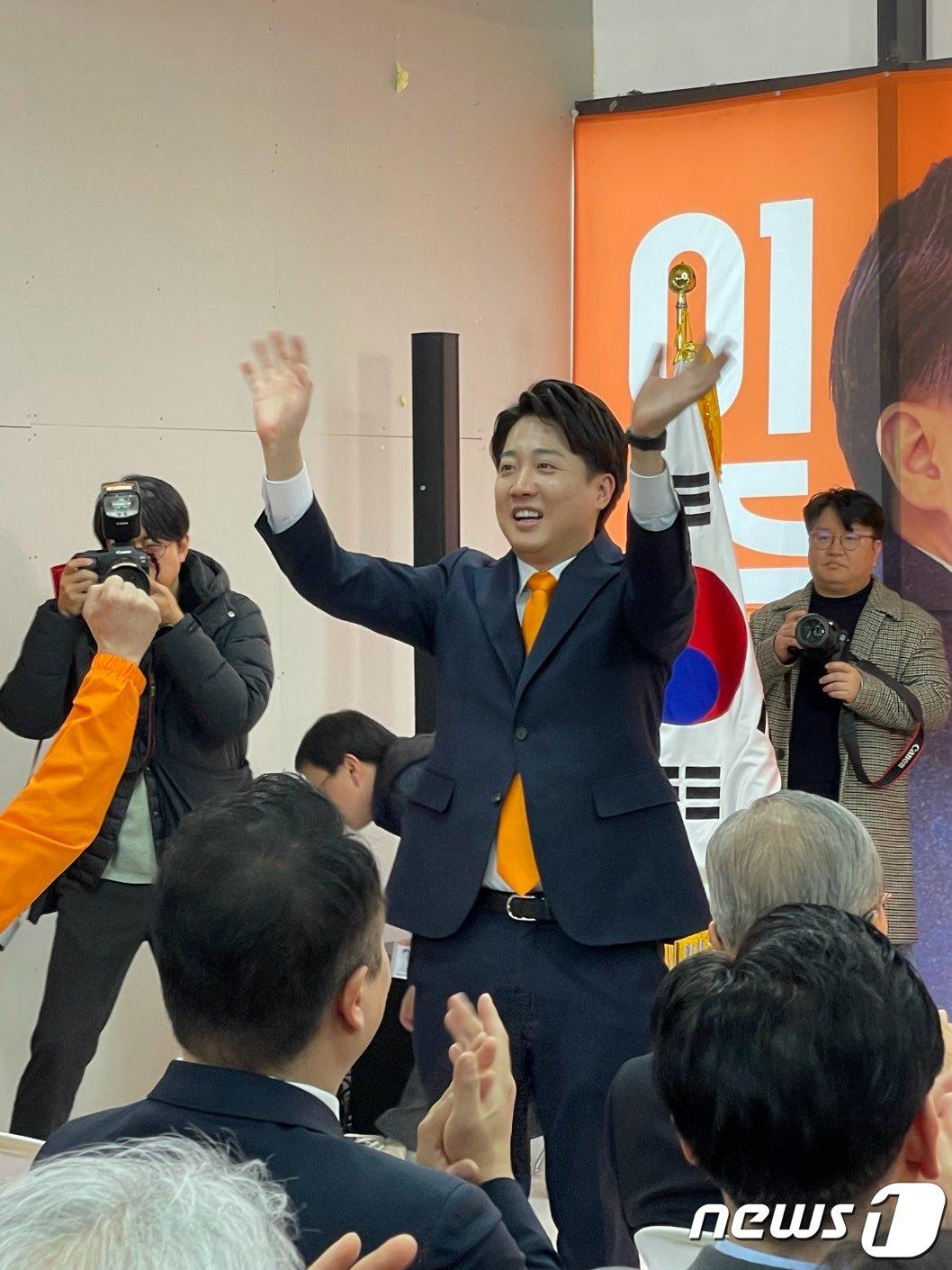 본문 이미지 - 개혁신당 이준석 대표는 17일 경기 화성을 자신의 선거 사무소 개소식을 열고 있다./(개혁신당 제공)