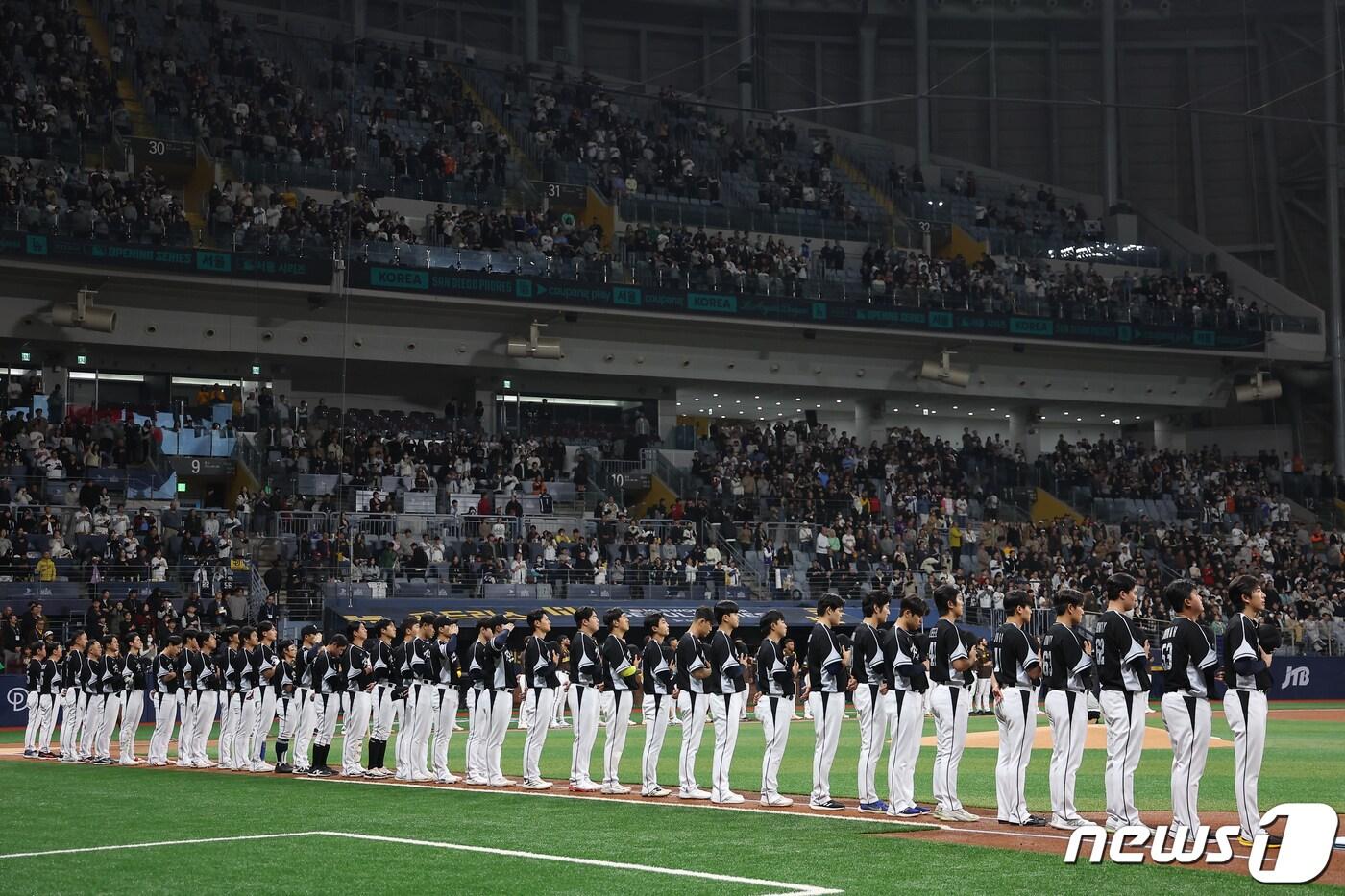본문 이미지 - 17일 서울 고척스카이돔에서 열린 팀코리아와 샌디에이고(SD) 파드리스의 미국프로야구(MLB) 서울시리즈 연습경기에 앞서 팀코리아 선수들이 애국가를 제창하고 있다. (공동취재) 2024.3.17/뉴스1 ⓒ News1 김진환 기자