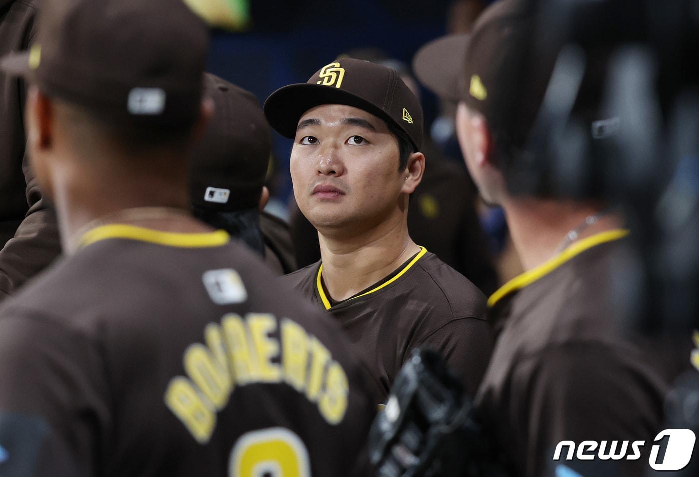 본문 이미지 - 17일 서울 고척스카이돔에서 열린 팀코리아와 샌디에이고(SD) 파드리스의 미국프로야구(MLB) 서울시리즈 연습경기. 샌디에이고 고우석이 더그아웃에 대기하고 있다. (공동취재) 2024.3.17/뉴스1 ⓒ News1 김진환 기자
