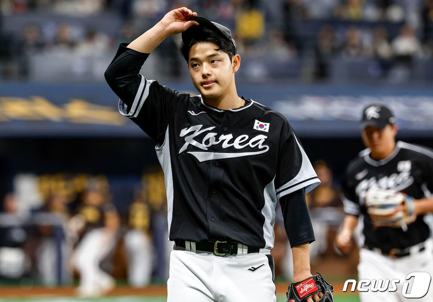 본문 이미지 - 17일 서울 고척스카이돔에서 미국프로야구(MLB) 공식 개막시리즈를 앞두고 열린 팀 코리아 대 샌디에이고 파드리스 연습경기, 1회말 이닝을 마친 팀 코리아 선발 문동주가 덕아웃을 향하고 있다. (공동취재) 2024.3.17/뉴스1 ⓒ News1 김진환 기자
