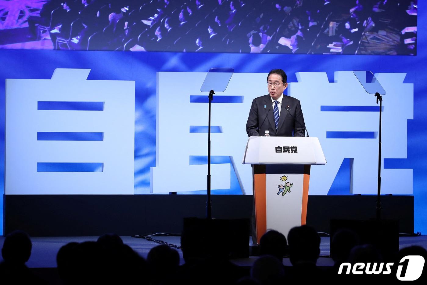 본문 이미지 - 기시다 후미오 일본 총리가 17일 집권 자민당 연례 행사에서 당 총재로서 연설하고 있다. 2024.3.17 ⓒ 로이터=뉴스1 ⓒ News1 강민경 기자
