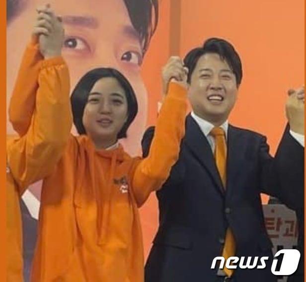 본문 이미지 - 17일 경기 화성시 동탄에서 열린 이준석 개혁신당 선거사무소 개소식에서 이 대표가 류호정 전 정의당 의원 손을 잡고 만세를 외치고 있다. ⓒ 뉴스1 김성진 기자