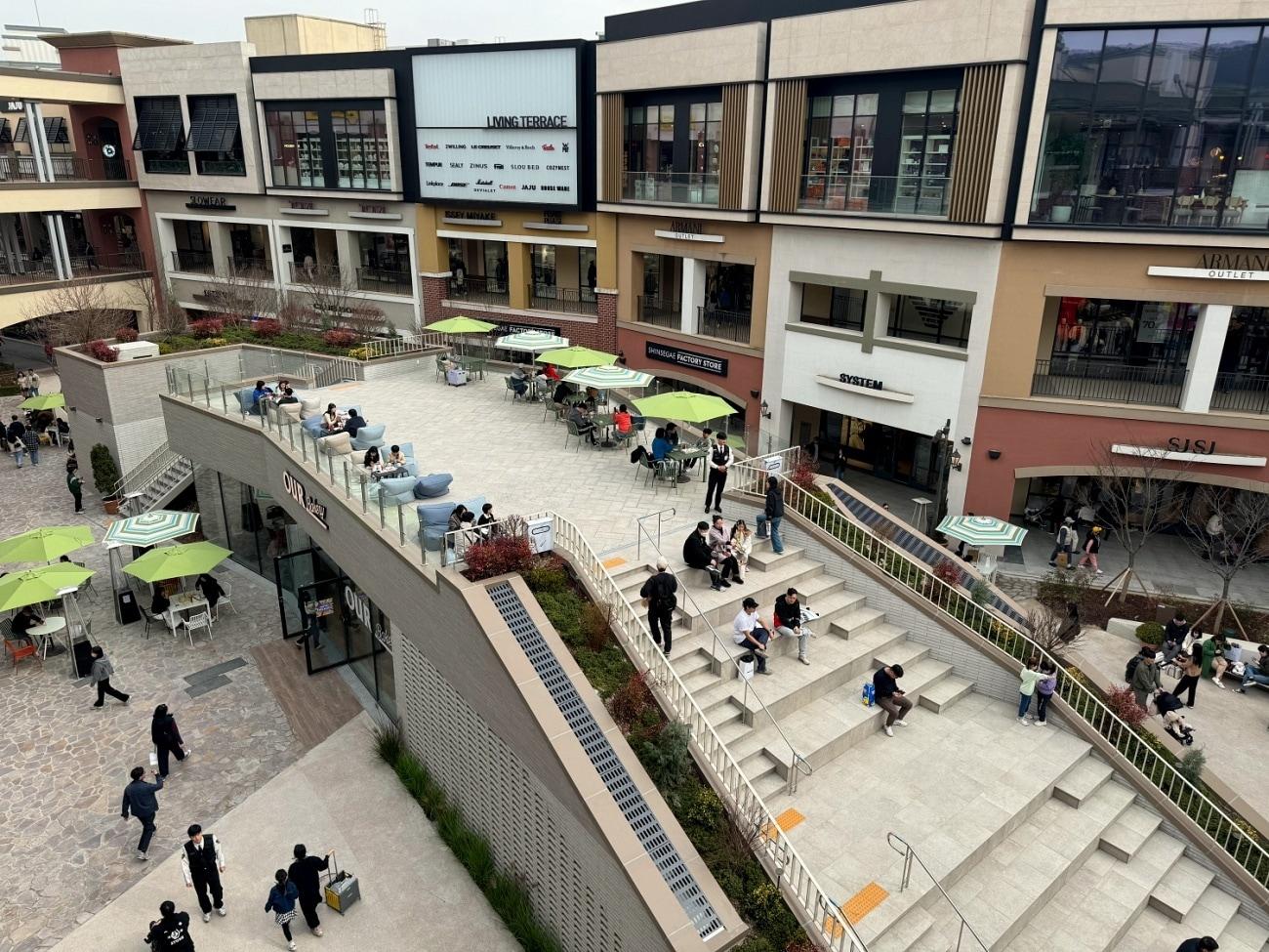 본문 이미지 - 파주 프리미엄 아울렛 센트럴 스퀘어를 찾은 고객들의 모습(신세계사이먼 제공).