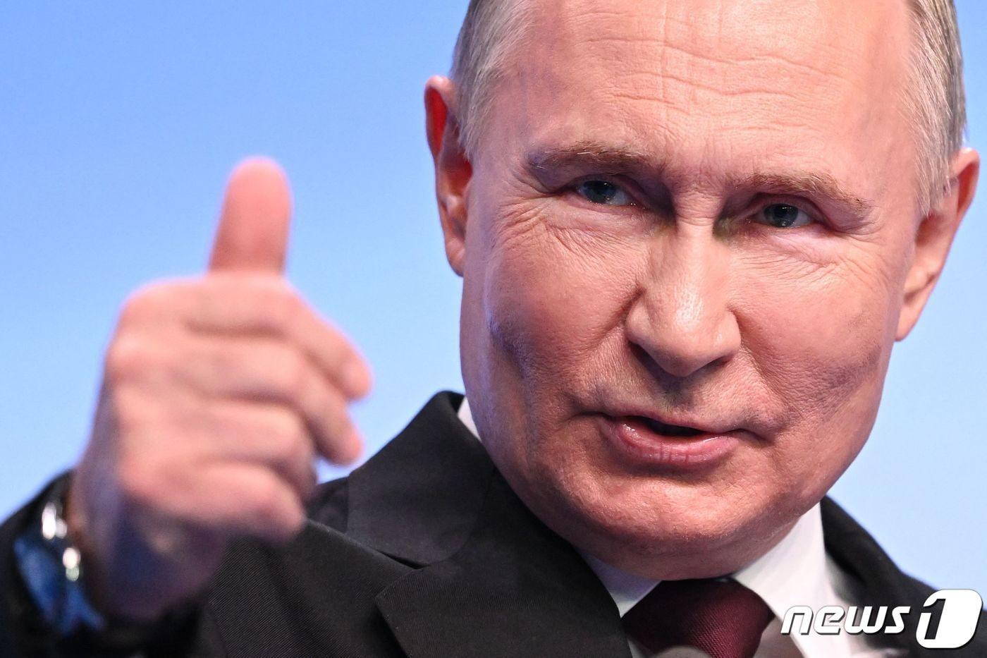 블라디미르 푸틴 러시아 대통령이 17일(현지시간) 대선 5선에 성공한 뒤 모스크바 선거운동 본부에서 취재진을 만나 “오늘 특히 우크라이나 '특별군사작전'에서 싸우는 전사들에게 감사하다”고 밝히고 있다. 2024.3.18 ⓒ AFP=뉴스1 ⓒ News1 우동명 기자