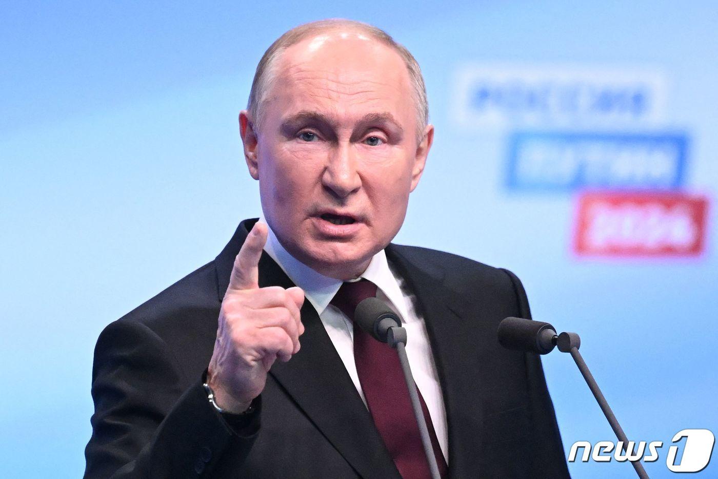 블라디미르 푸틴 러시아 대통령이 17일(현지시간) 대선 5선에 성공한 뒤 모스크바 선거운동 본부에서 취재진을 만나 “러시아는 더 강하고 효과적이어야 한다”고 밝히고 있다. 2024.3.18 ⓒ AFP=뉴스1 ⓒ News1 우동명 기자