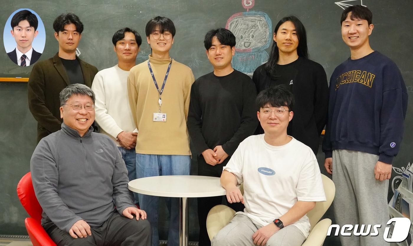 본문 이미지 - 이용구 교수(앞줄 왼쪽)와 연구진(지스트 제공)/뉴스1 