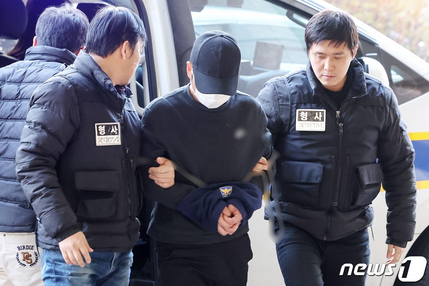 본문 이미지 - 서울 은평구 한 오피스텔에서 20대 여성을 숨지게 한 남성이 18일 오전 서울 마포구 서울서부지방법원에서 열린 영장실질심사에 출석하고 있다. 2024.3.18/뉴스1 ⓒ News1 민경석 기자