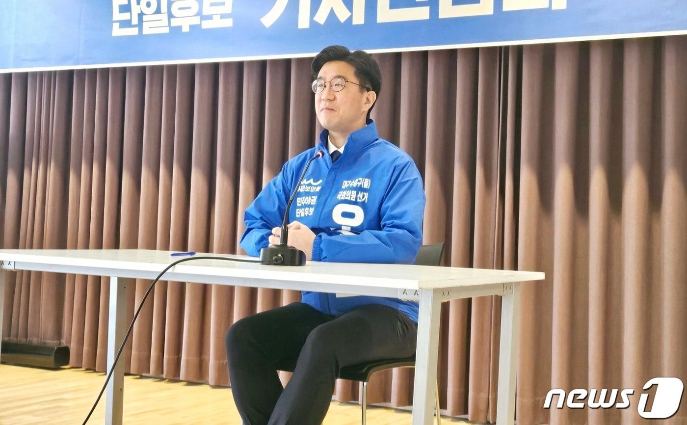 본문 이미지 - 오준호 새진보연합 대구 수성구을 예비후보(48)가 18일 대구 중구 상서동 대구YMCA 청소년회관 백심홀에서 기자회견을 열고 기본사회·녹색도시·혁신도시 등 3대 비전을 담은 공약을 발표하고 있다. 2024.3.18/뉴스1 ⓒ News1 남승렬 기자