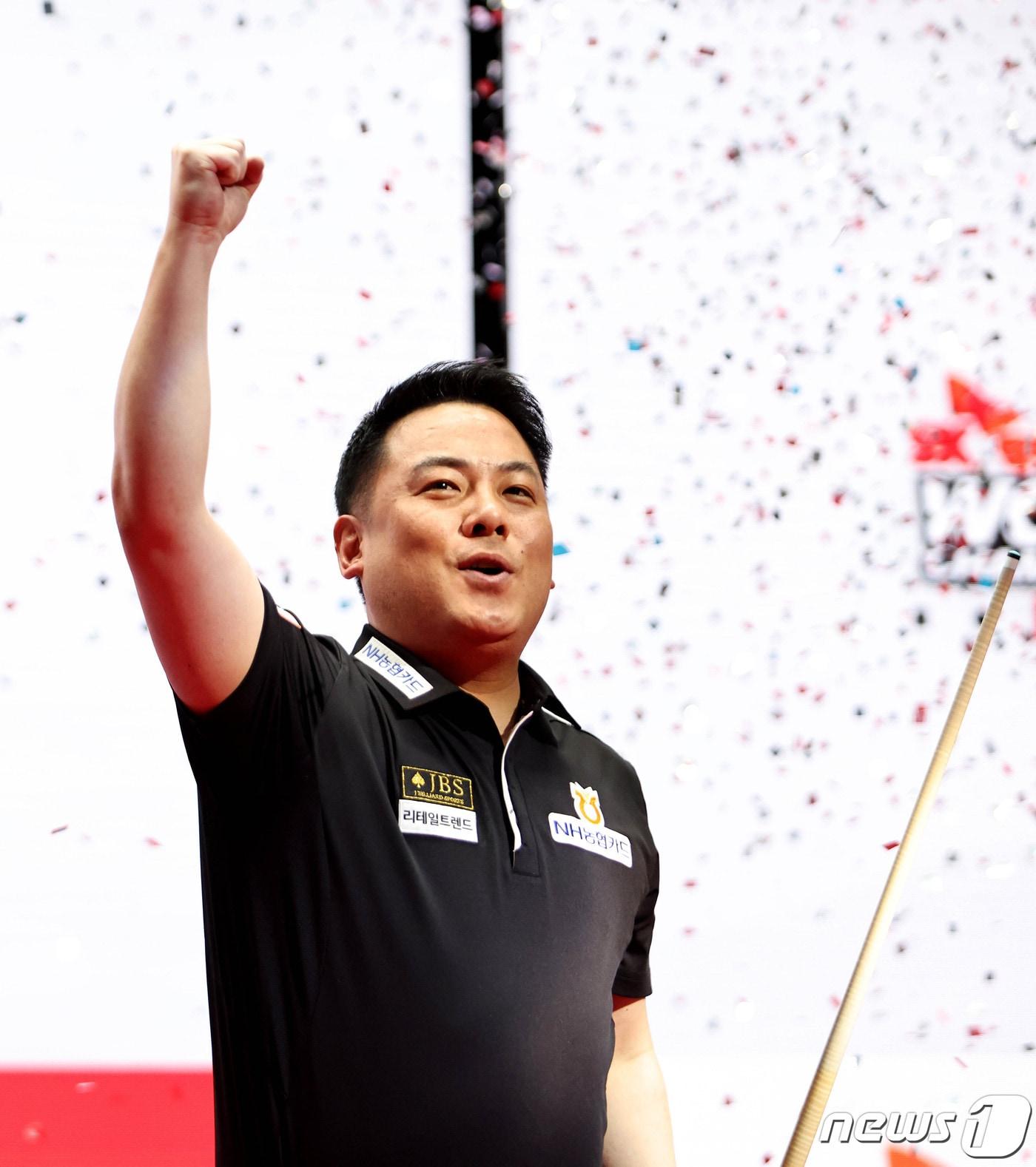 본문 이미지 - 조재호가 17일 열린 'SK렌터카 제주특별자치도 PBA 챔피언십 2024' 결승전서 사파타를 5-4로 꺾고 우승을 차지했다.(PBA 사무국 제공)