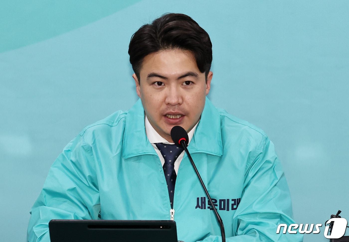 본문 이미지 - 오영환 새로운미래 총괄상임선거대책위원장이 18일 오전 서울 여의도 국회의원회관에서 열린 선대위 2차 회의에서 모두발언을 하고 있다. 2024.3.18/뉴스1 ⓒ News1 구윤성 기자
