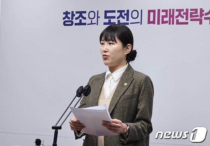 본문 이미지 - 세종시의회 이현정 산업건설위원장이 18일 오전 세종시청에서 이응패스 예산 삭감과 관련한 입장을 밝히고 있다.