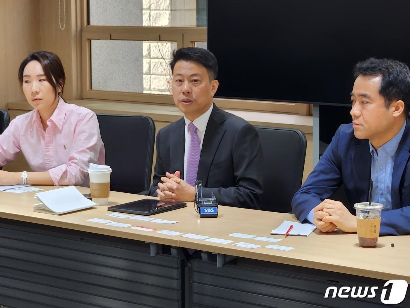 본문 이미지 - 18일 중소기업중앙회 혁신룸에서 미국 방문 성과를 발표하는 임정욱 중소벤처기업부 창업벤처혁신실장(가운데)/중소벤처기업부 제공