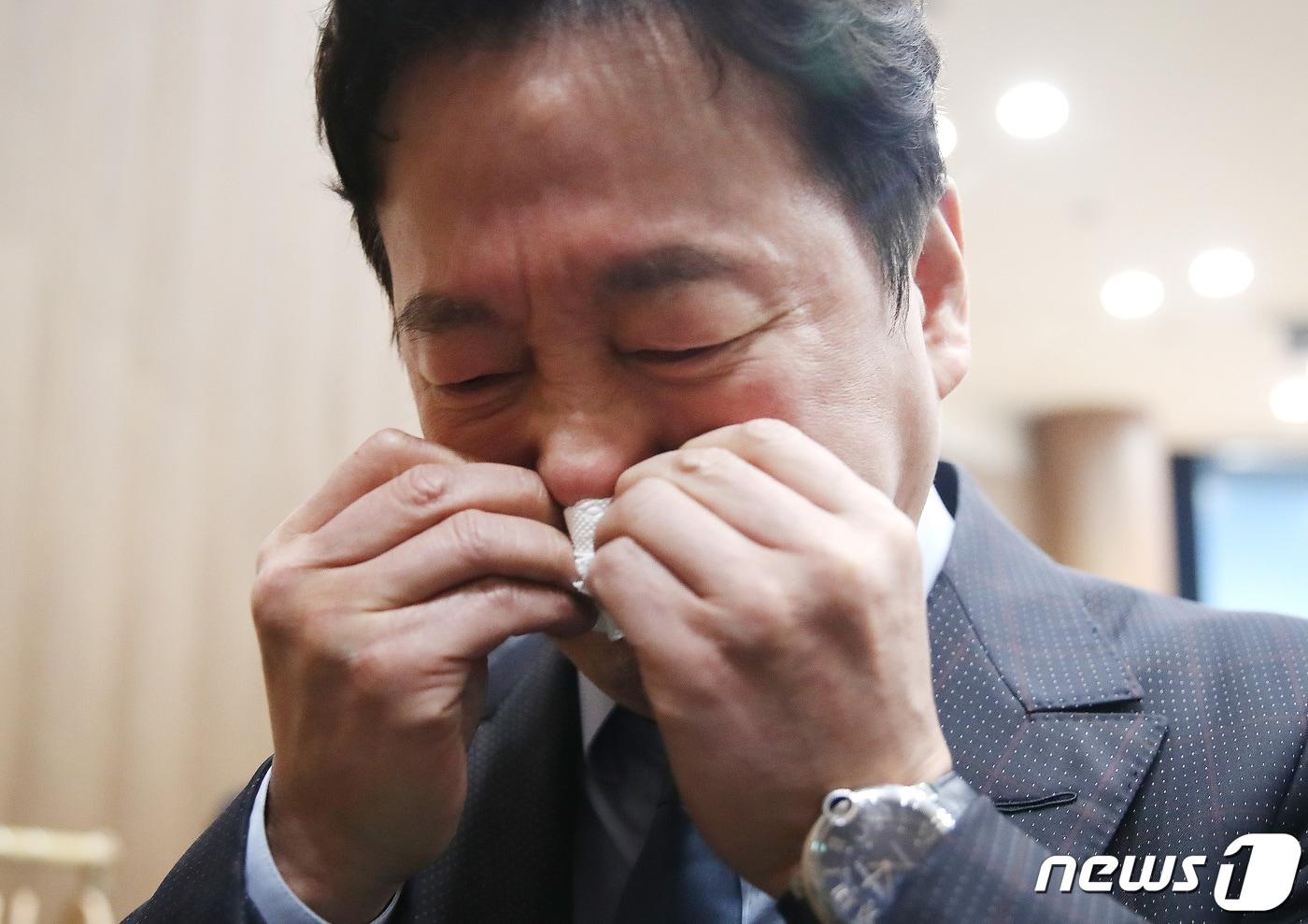 본문 이미지 - 더불어민주당 서울 강북을 공천이 취소된 정봉주 전 후보가 18일 오전 서울 여의도 국회 소통관에서 입장 발표 기자회견을 마치고 눈물을 흘리며 나서고 있다. 2024.3.18/뉴스1 ⓒ News1 임세영 기자