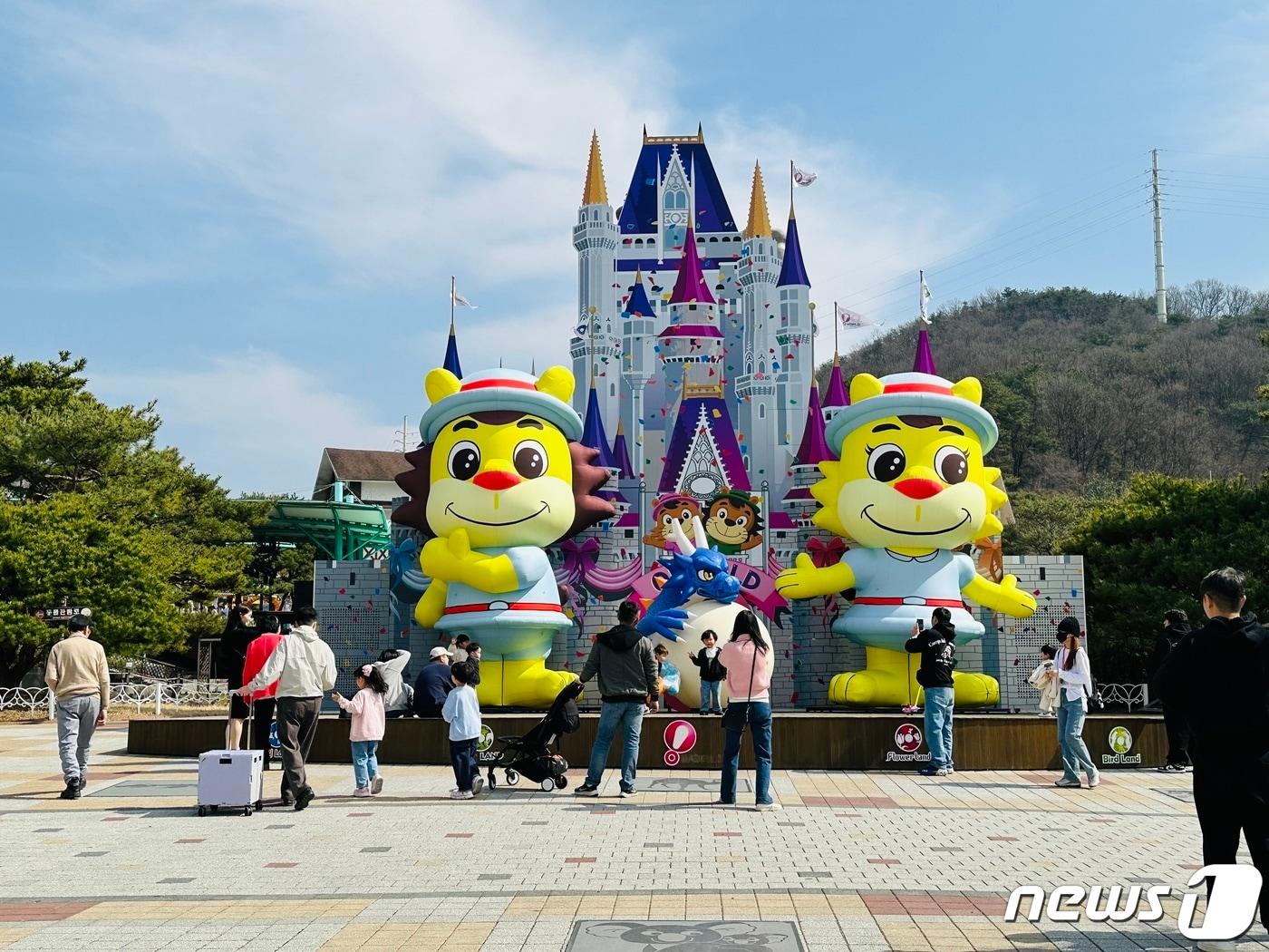 본문 이미지 - 대전오월드 정문 광장에 5m 높이의 ‘다정･다감이’ 대형 에어벌룬.(대전오월드 제공) ⓒ 뉴스1 