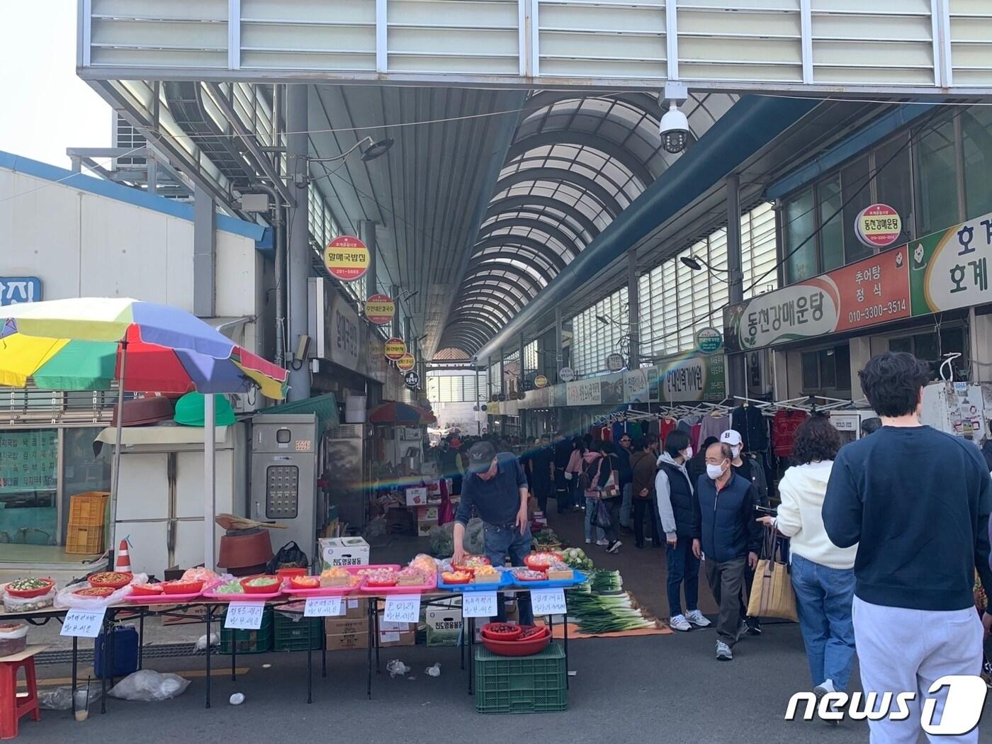 본문 이미지 - 지난 16일 오후 울산 북구 호계시장에 상인들과 주민들로 가득차 있다. 2024.3.16 /뉴스1 ⓒ News1 김세은 기자