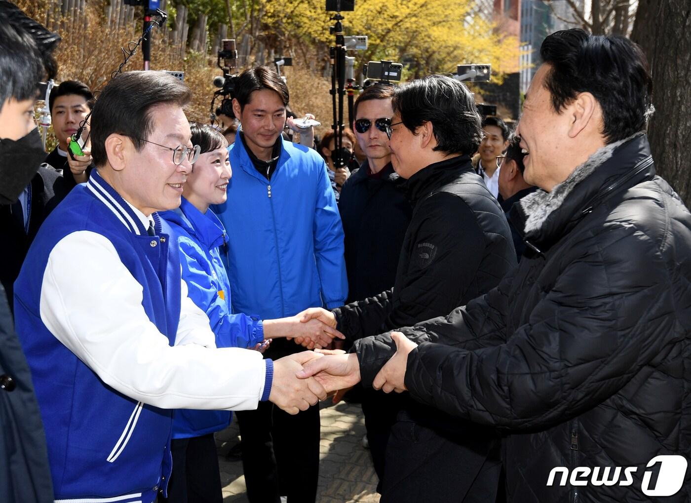 본문 이미지 - 이재명 더불어민주당 대표와 이지은 마포갑 국회의원 선거 후보가 18일 오전 서울 마포구 경의선숲길과 백범로 일대로 돌며 시민들에게 지지를 호소하고 있다. (공동취재) 2024.3.18/뉴스1 ⓒ News1 송원영 기자