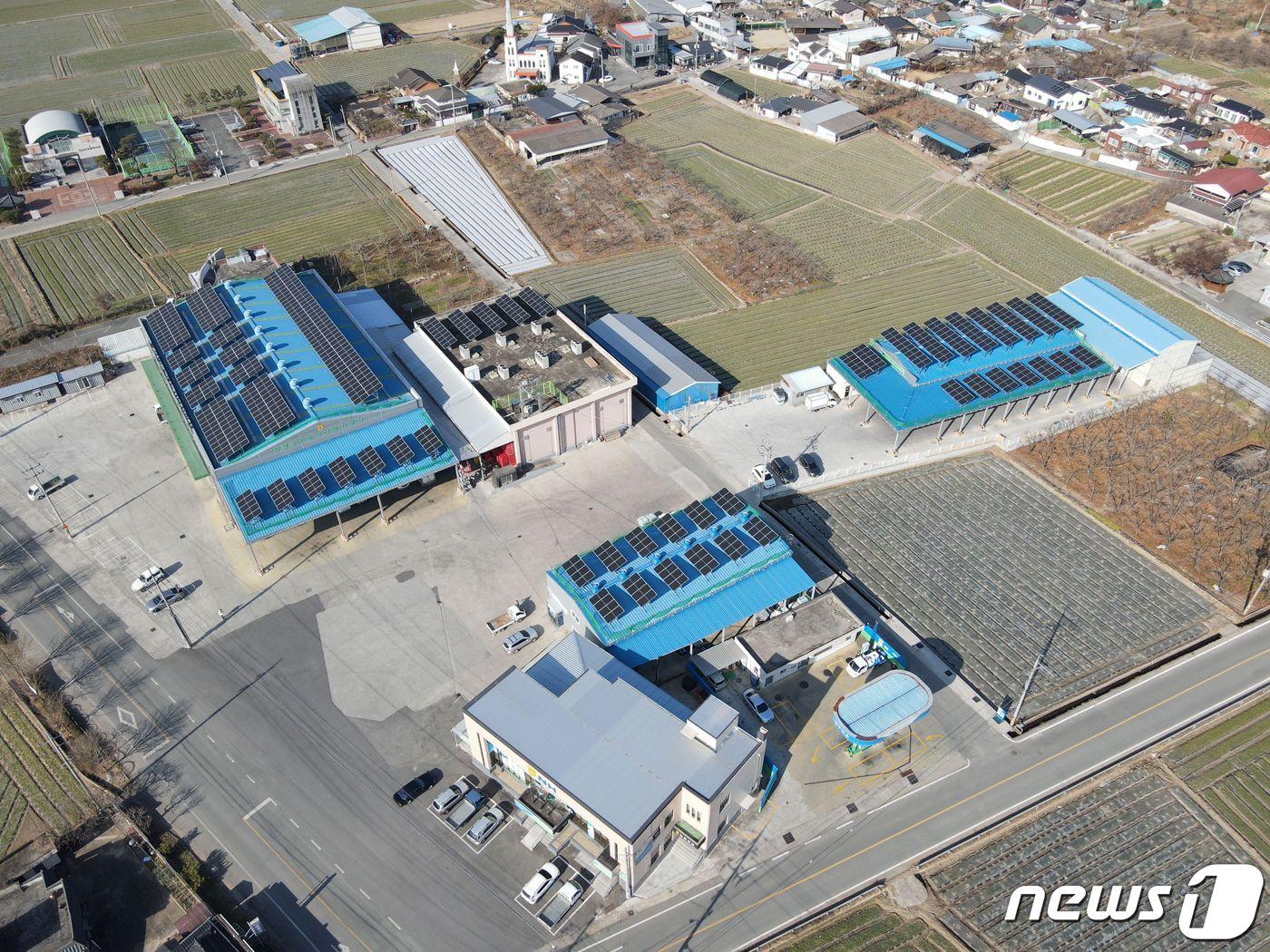본문 이미지 - 농협경제지주는 경북 청도군 새청도농협에 ‘농‧축협 지붕임대 태양광사업’ 3호 발전소를 준공, 18일부터 본격 상업운전을 시작했다. (농협 제공) /2024.3.18/