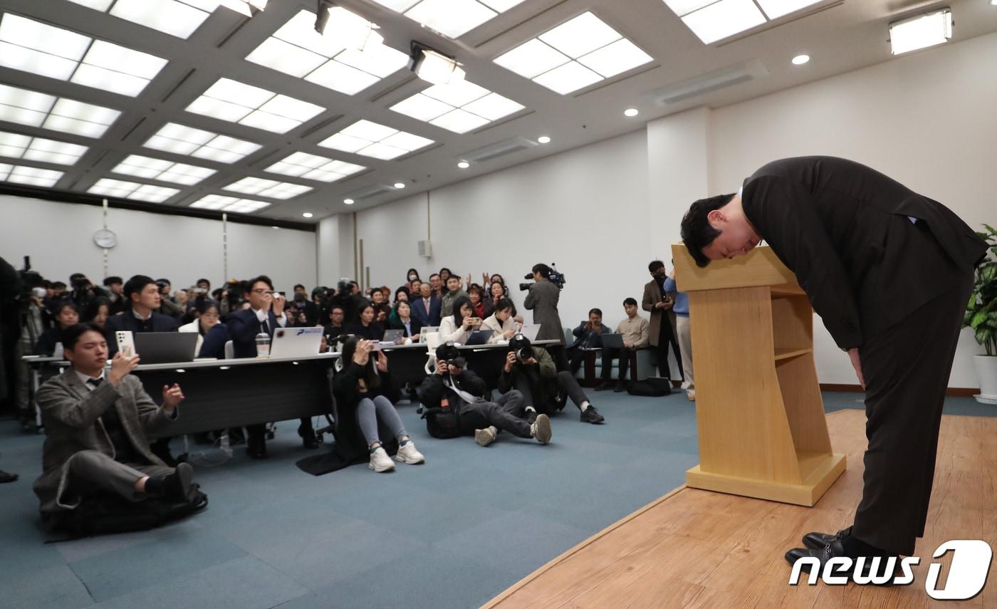 본문 이미지 - 국민의힘 부산 수영구 후보로 공천을 받았다가 막말 논란으로 공천이 취소된 장예찬 전 국민의힘 청년최고위원이 2024년 3월 18일 오후 부산시의회 브리핑룸에서 무소속 출마 선언 기자회견을 한 뒤 허리 숙여 인사하고 있다. 2024.3.18 ⓒ 뉴스1 윤일지 기자