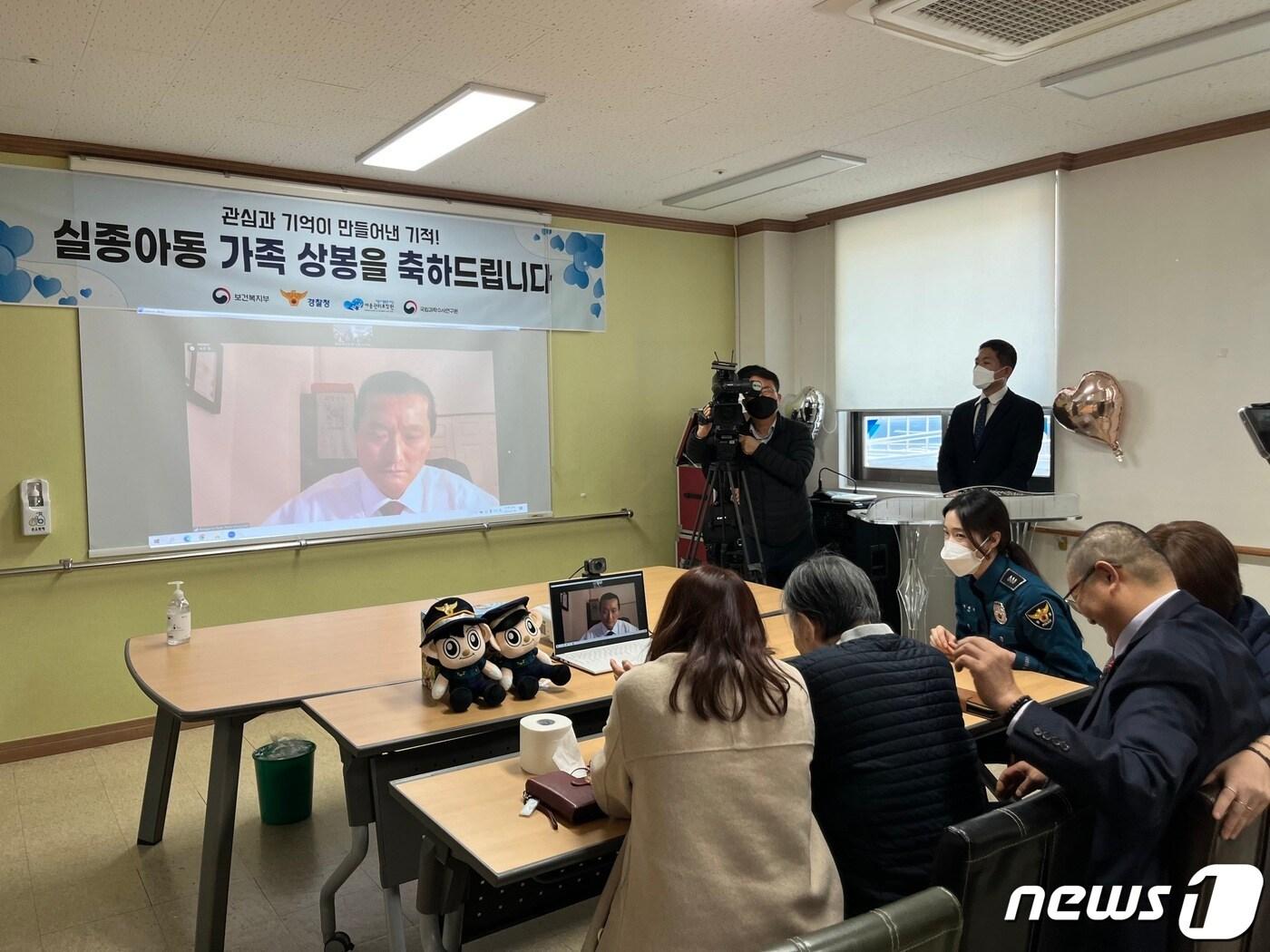 본문 이미지 - 40년 전 실종돼 미국으로 입양된 박동수 씨(화면)와 친모 이애연 씨(83) 등 가족들이 정부의 유전자 검사제도를 활용해 18일 극적으로 상봉했다