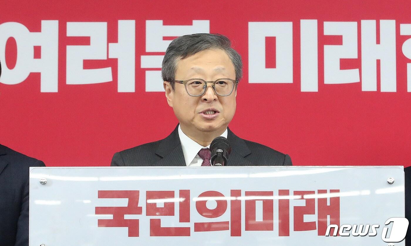 본문 이미지 - 유일준 국민의미래 공천관리위원장이 18일 오후 서울 여의도 중앙당사에서 기자회견을 갖고 제22대 국회의원선거(총선) 비례대표 후보자 순번을 발표하고 있다. 2024.3.18/뉴스1 ⓒ News1 임세영 기자