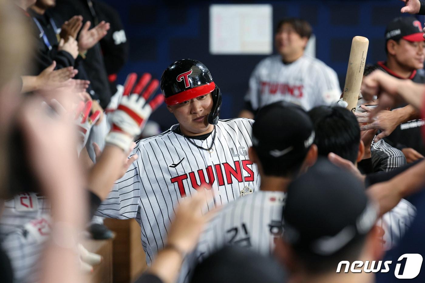 18일 서울 고척스카이돔에서 미국프로야구(MLB) 공식 개막시리즈를 앞두고 열린 LG 트윈스와 샌디에이고 파드리스의 스페셜 경기에서 9회말 LG 이재원이 샌디에이고 고우석에게 투런 홈런을 때린 뒤 더그아웃으로 들어와 동료들과 하이파이브를 나누고 있다. 2024.3.18/뉴스1 ⓒ News1 박정호 기자