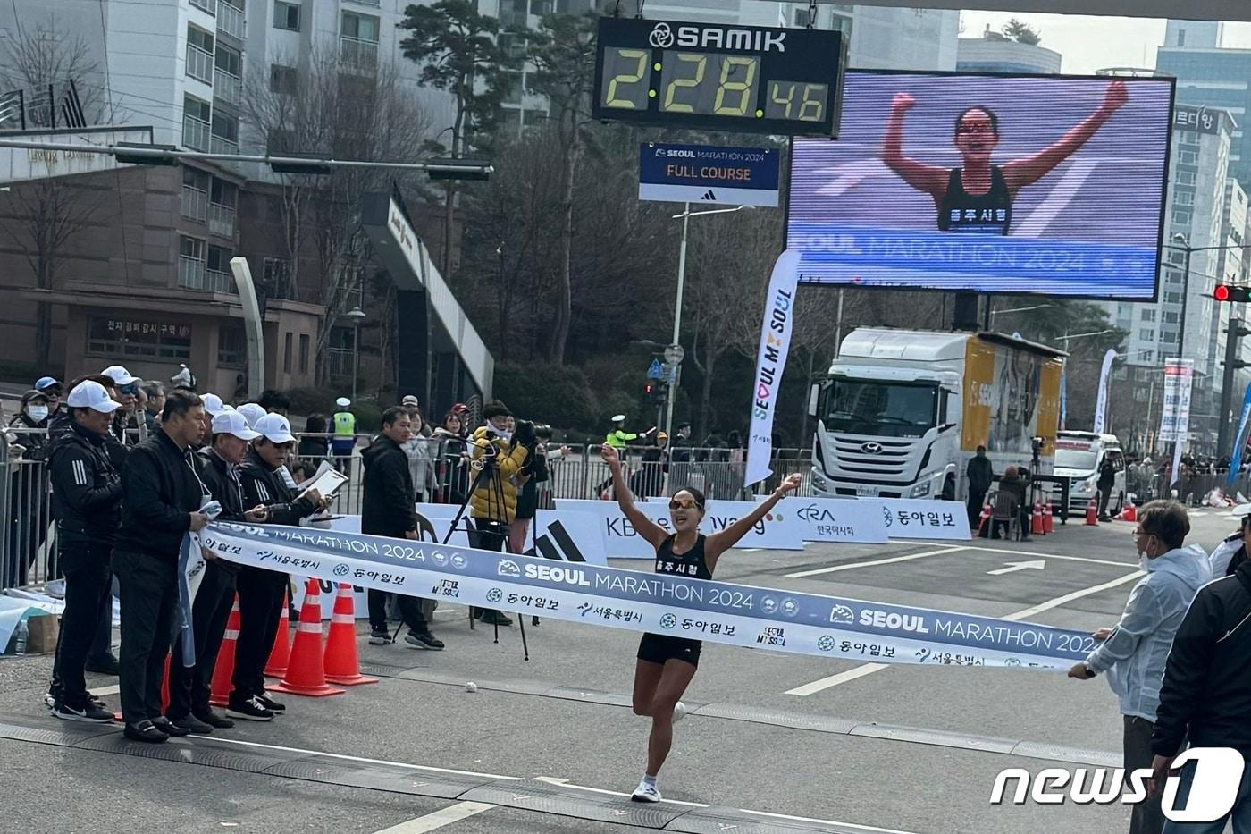 본문 이미지 -  18일 충북 충주시는 직장운동경기부 육상팀 임예진이 2024 서울마라톤대회에서 우승을 차지했다고 밝혔다. 사진은 결승선 통과 모습.(충주시 제공)2024.3.18/뉴스1