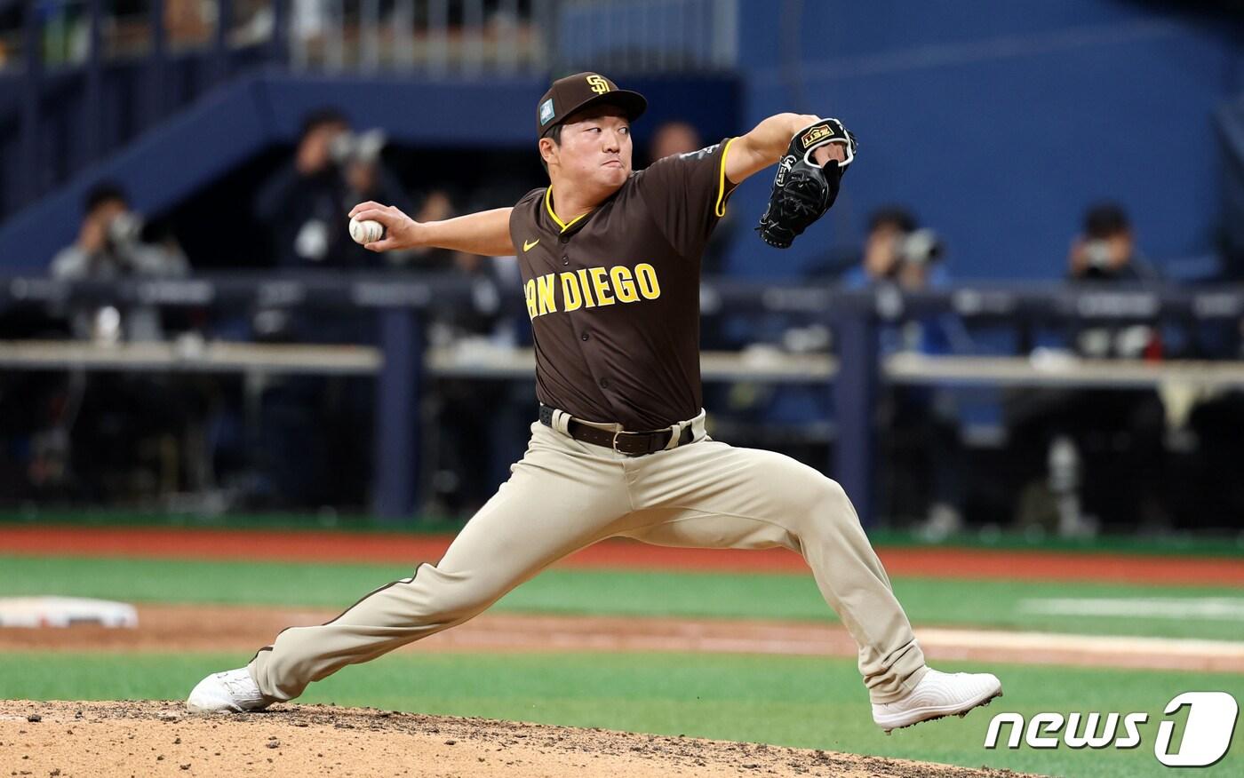 본문 이미지 - 18일 서울 고척스카이돔에서 미국프로야구(MLB) 공식 개막시리즈를 앞두고 열린 LG 트윈스와 샌디에이고 파드리스의 스페셜 경기에서 샌디에이고 고우석이 9회말 마운드에 올라 역투하고 있다. (공동취재) 2024.3.18/뉴스1 ⓒ News1 박정호 기자
