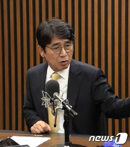 본문 이미지 - 유시민 작가가 18일 유튜브 방송 '김어준의 겸손은 힘들다 뉴스공장'에서 양문석 민주당 경기 안산갑 후보의 고 노무현 전 대통령 폄훼 논란에 대해 후보자격 운운하는 건 터무니없는 일이라며 안 후보를 적극 방어했다. (유튜브 갈무리)  ⓒ 뉴스1