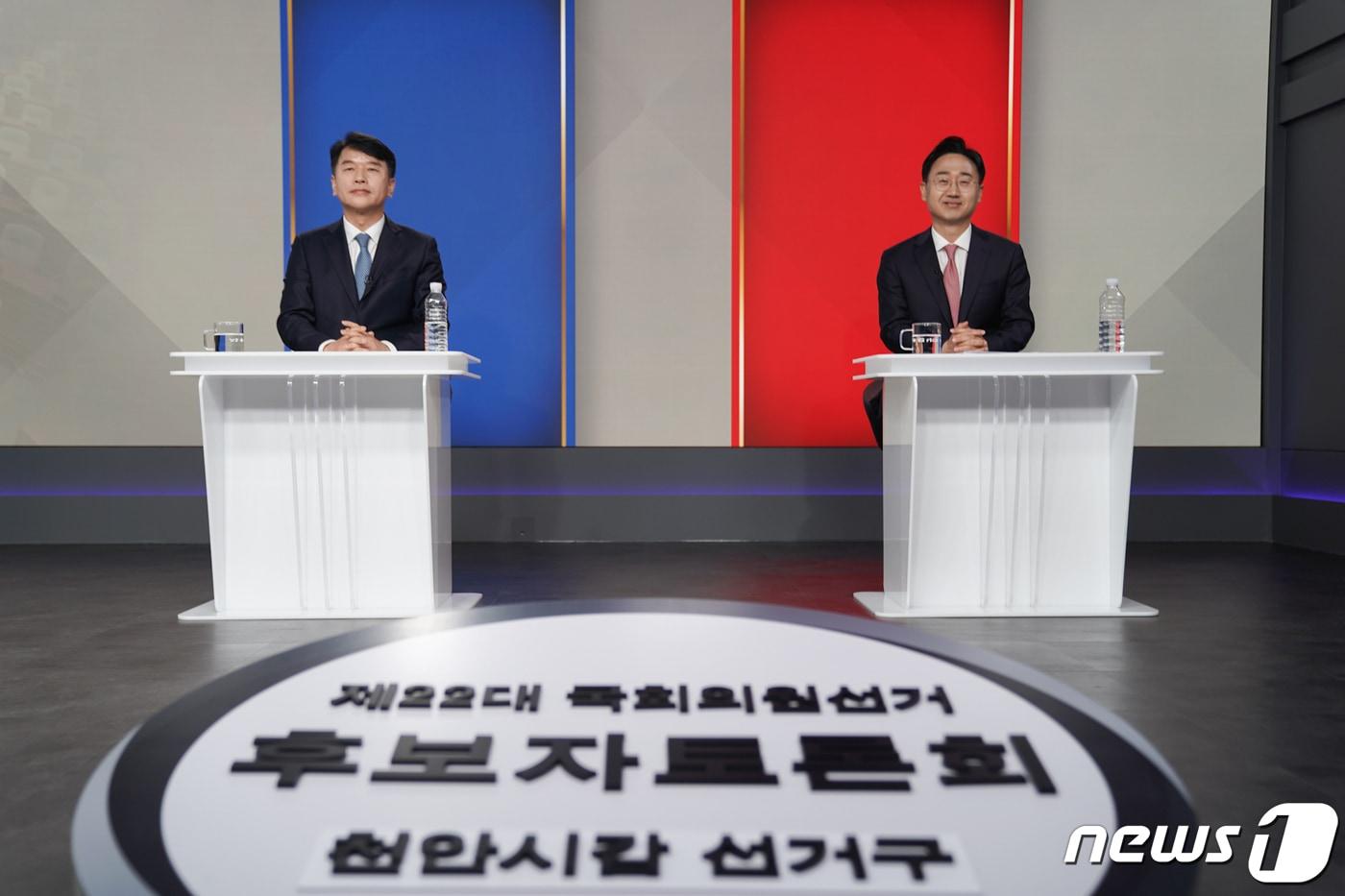본문 이미지 - 18일 SK브로드밴드 중부방송에서 열린 제22대 총선 천안갑 국회의원 후보자 토론회 모습. (천안시기자회 제공) /뉴스1