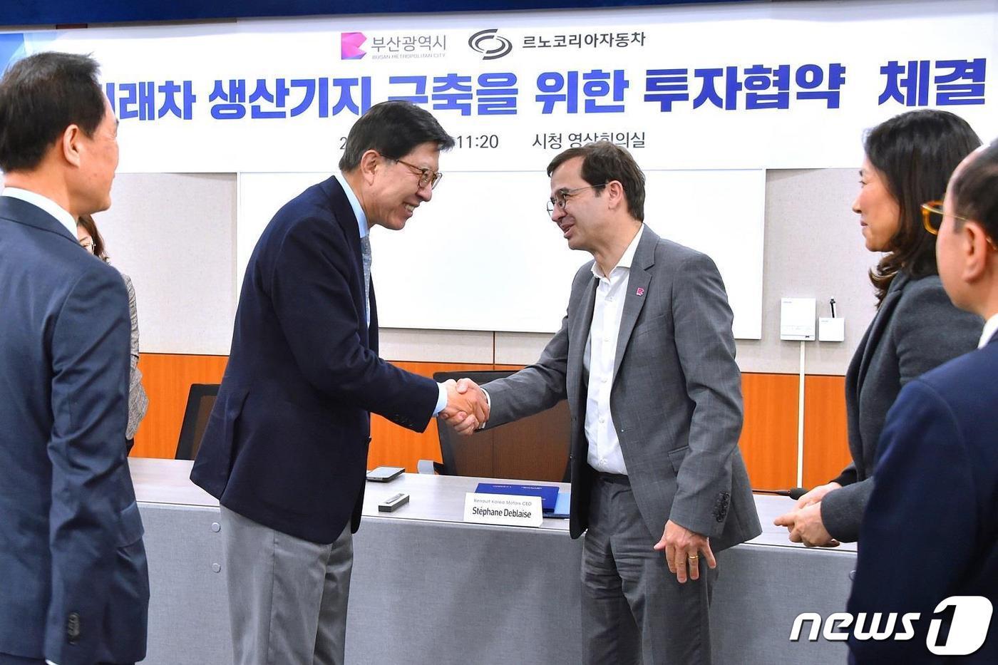 본문 이미지 - 미래차 생산기지 구축을 위한 투자양해각서 체결식에서 박형준 부산시장(왼쪽 )과 스테판 드블레즈 르노코리아자동차 대표이사가 인사하고 있다(부산시청 제공)