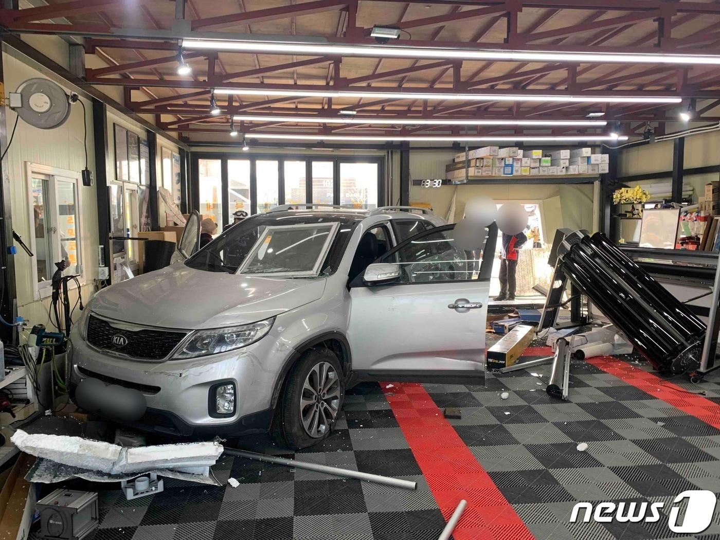 본문 이미지 - 18일 오후 3시6분쯤 강원 동해시 이도동의 한 사거리에서 살수차와 충돌한 SUV 차량이 상가로 돌진하는 사고가 났다.(강원도소방본부 제공) 2024.3.18/뉴스1