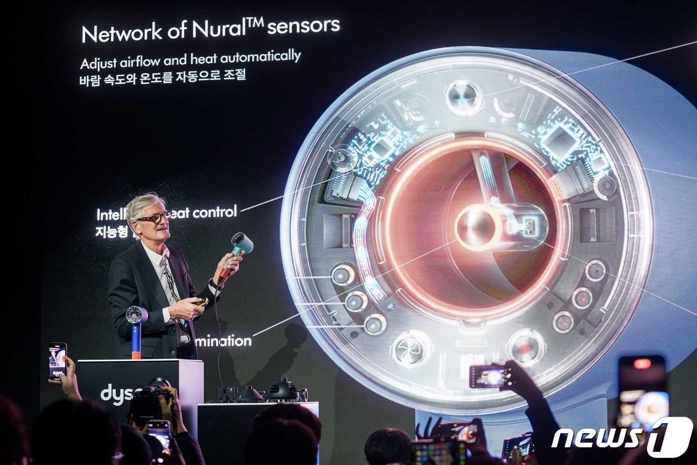 다이슨의 창업자이자 수석 엔지니어인 제임스 다이슨(James Dyson) 경이 18일 서울 성동구 성수동에 위치한 XYZ SEOUL(서울)에서 사용자의 마지막 설정을 기억하는 스타일링 노즐 러닝, 일시 정지 감지 기능 등 다이슨의 스마트한 기술을 집약한 '다이슨 슈퍼소닉 뉴럴 헤어드라이어(Dyson Supersonic Nural™ hair dryer)'를 소개하고 있다. (다이슨 제공)2024.3.18/뉴스1 ⓒ News1 강태우 기자
