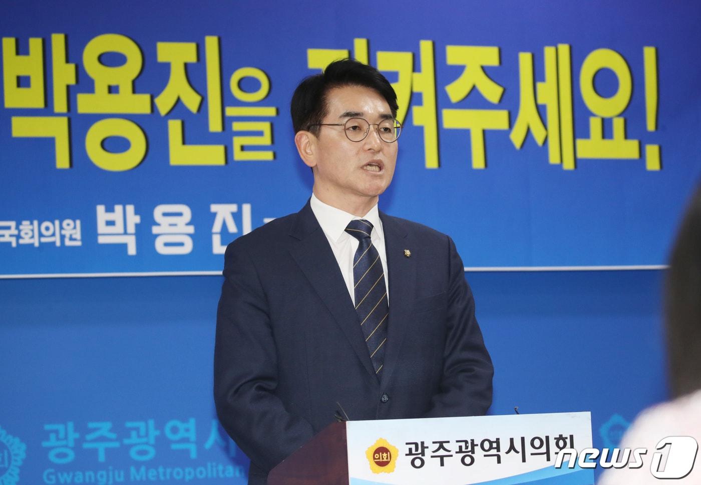 정봉주 전 의원의 공천이 취소된 서울 강북을 지역구 경선에 나선 박용진 전 의원이 지난해 광주시의회 브리핑룸에서 기자회견을 열고 &#34;호남의 아들 박용진을 지켜달라＂며 지지를 호소하고 있다.2024.3.18/뉴스1 ⓒ News1 박준배 기자