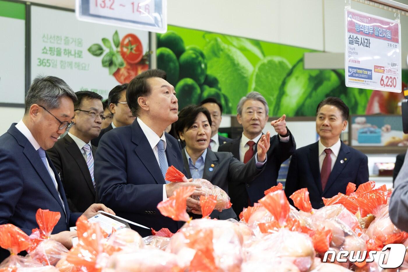 윤석열 대통령이 18일 서울 서초구 농협하나로마트 양재점을 방문해 과일코너를 둘러보고 있다. (대통령실 제공) 2024.3.18/뉴스1 ⓒ News1 오대일 기자