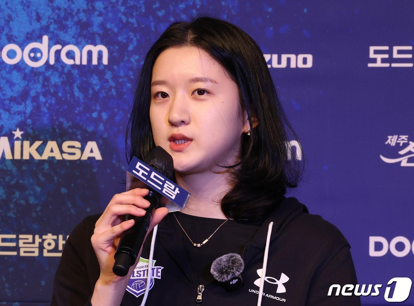 본문 이미지 - 현대건설 이다현이 18일 오후 서울 강남구 리베라 호텔에서 열린 2023-2024 V-리그 여자부 포스트시즌 미디어데이에서 각오를 밝히고 있다. 2024.3.18/뉴스1 ⓒ News1 박지혜 기자