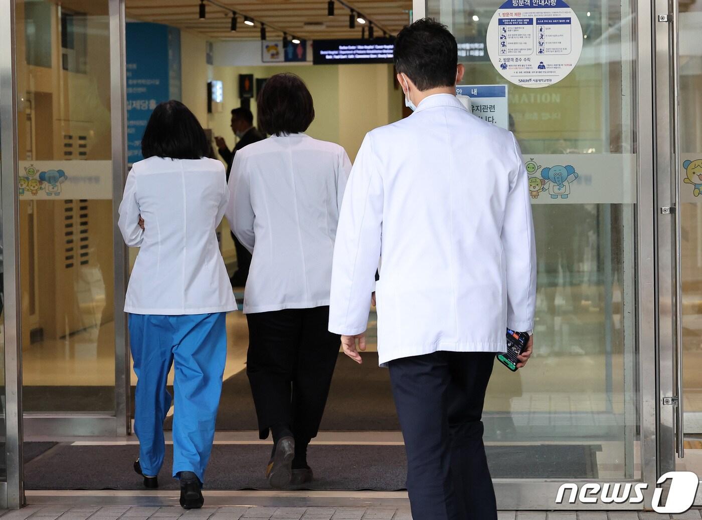 본문 이미지 - 서울대학교 의과대학 교수협의회 비상대책위원회 소속들이 18일 서울 종로구 서울대학교병원 어린이병원에서 열린 비상대책위원회 총회에 참석하고 있다. 2024.3.18/뉴스1 ⓒ News1 김성진 기자