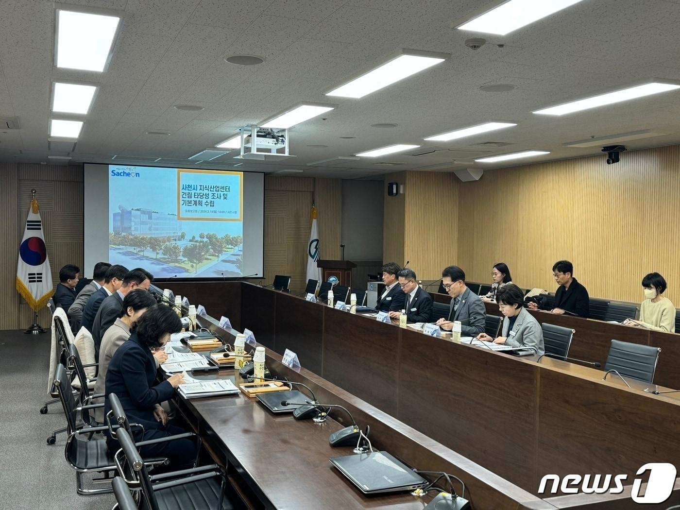 본문 이미지 - 18일 경남 사천시청 종합상황실에서 ‘사천시 지식산업센터 건립 타당성 조사 및 기본계획 수립 최종보고회’가 열리고 있다.(사천시 제공)