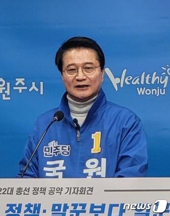 본문 이미지 - 제22대 국회의원 선거 강원 원주시 갑 선거구에 출마한 더불어민주당의 원창묵 전 원주시장. (뉴스1 DB)