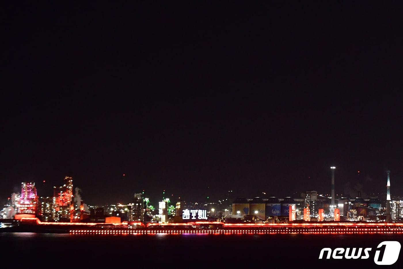 본문 이미지 - 18일 포스코 포항제철소 경관조명이 본격 운영을 앞두고 시험가동을 하고 있다. 경관조명은 2022년 8월 태풍 '힌남노' 피해 이후 소등됐다 지난해 5월 포항국제불빛축제 기간 잠시 불을 밝힌 이후 가동을 멈췄다. 2024.3.18/뉴스1 ⓒ News1 최창호 기자