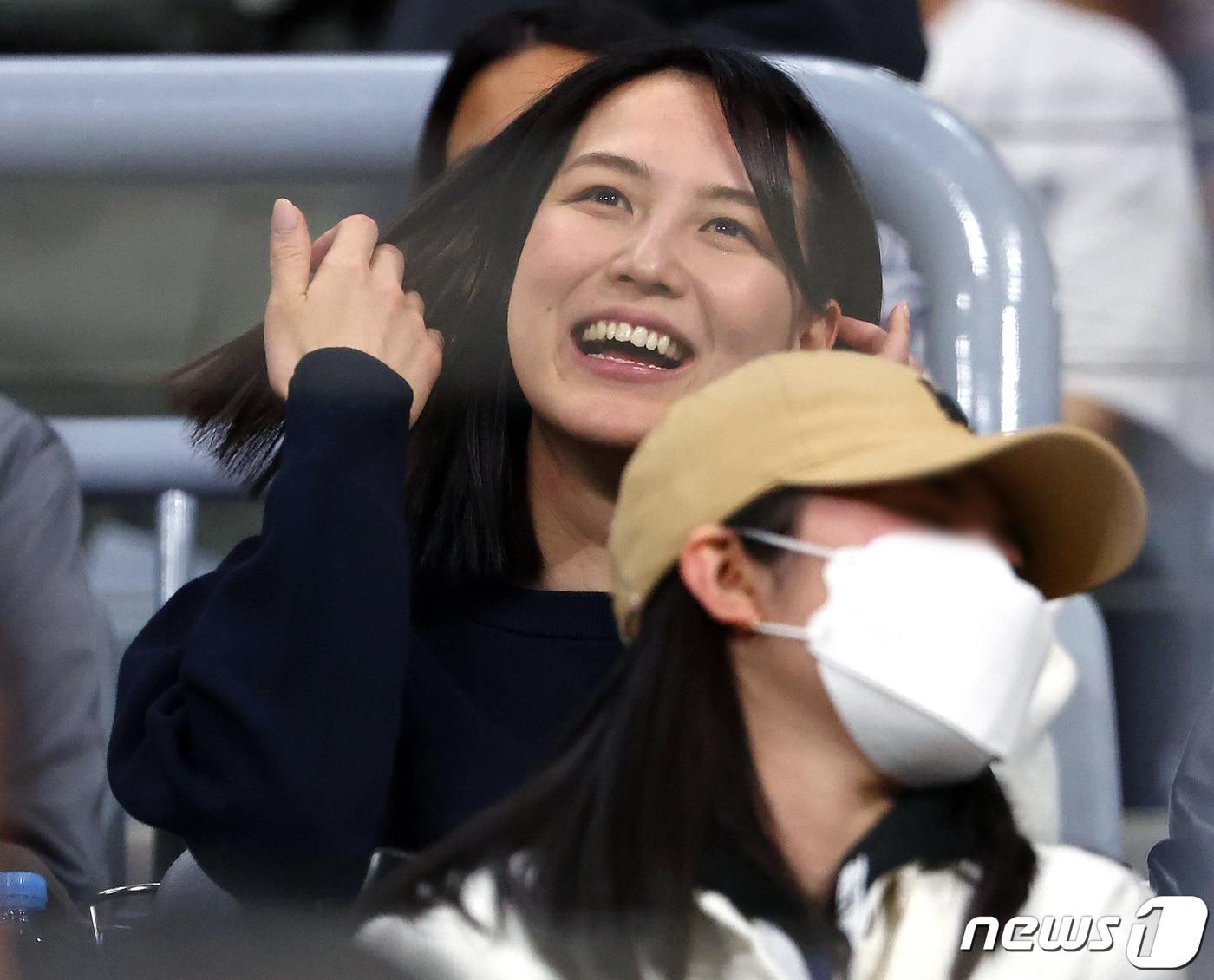 본문 이미지 - 18일 서울 고척스카이돔에서 열린 팀 코리아와 로스앤젤레스(LA) 다저스의 미국 프로야구(MLB) 서울시리즈 연습 경기. 다저스 오타니 쇼헤이의 아내 다나카 마미코가 관전하고 있다. (공동취재) 2024.3.18/뉴스1 ⓒ News1 김진환 기자