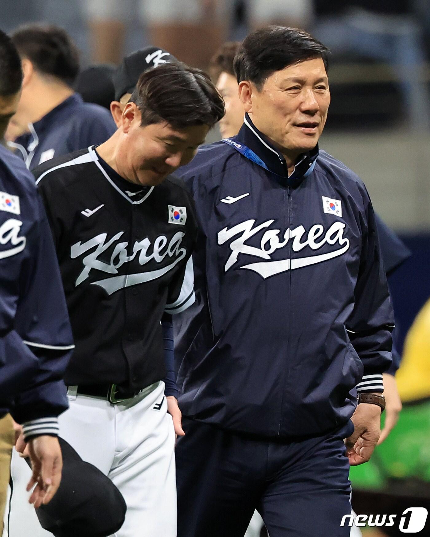 본문 이미지 - 류지현 야구대표팀 감독&#40;왼쪽&#41;과 허구연 KBO 총재. 뉴스1 DB ⓒ News1 김진환 기자