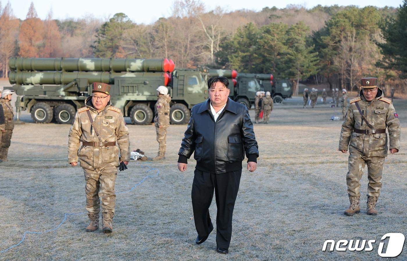 (평양 노동신문=뉴스1) = 김정은 북한 노동당 총비서가 18일 초대형방사포 사격훈련을 지도했다. 노동당 기관지 노동신문은 19일 "세새대 핵심타격수단의 하나인 초대형 방사포를 장비하고 중요화력 타격 임무를 맡고 있는 서부지구의 포병부대 관하 화력 구분대의 일제사격훈련이 진행됐다＂면서 김 총비서가 직접 지도했다고 전했다. [국내에서만 사용가능. 재배포 금지. DB 금지. For Use Only in the Republic of Korea. Redistribution Prohibited] rodongphoto@news1.kr