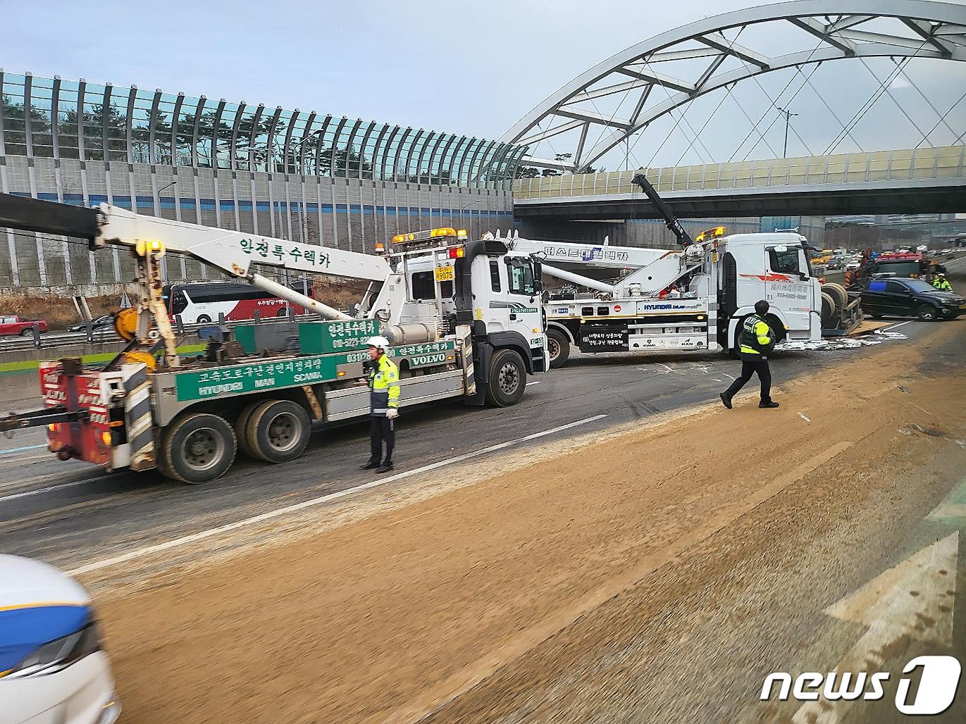 본문 이미지 - 19일 오전 6시께 경기도 성남시 수정구 경부고속도로 판교 분기점 부근 서울 방면 도로에서 60대 A씨가 몰던 25t 화물차량과 40대 B씨가 운전하던 20여t 덤프트럭이 부딪치는 사고가 났다. 2024.3.19/뉴스1