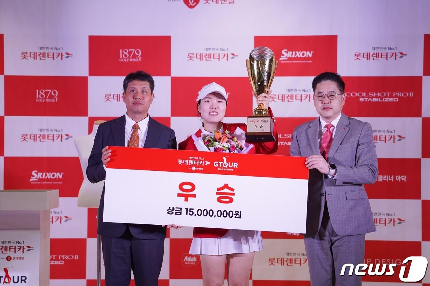 왼쪽부터 박강수 골프존 대표, 심지연 선수, 임현철 롯데렌탈 마이카 사업부문 상무가 기념사진을 찍고 있다.(골프존 제공)